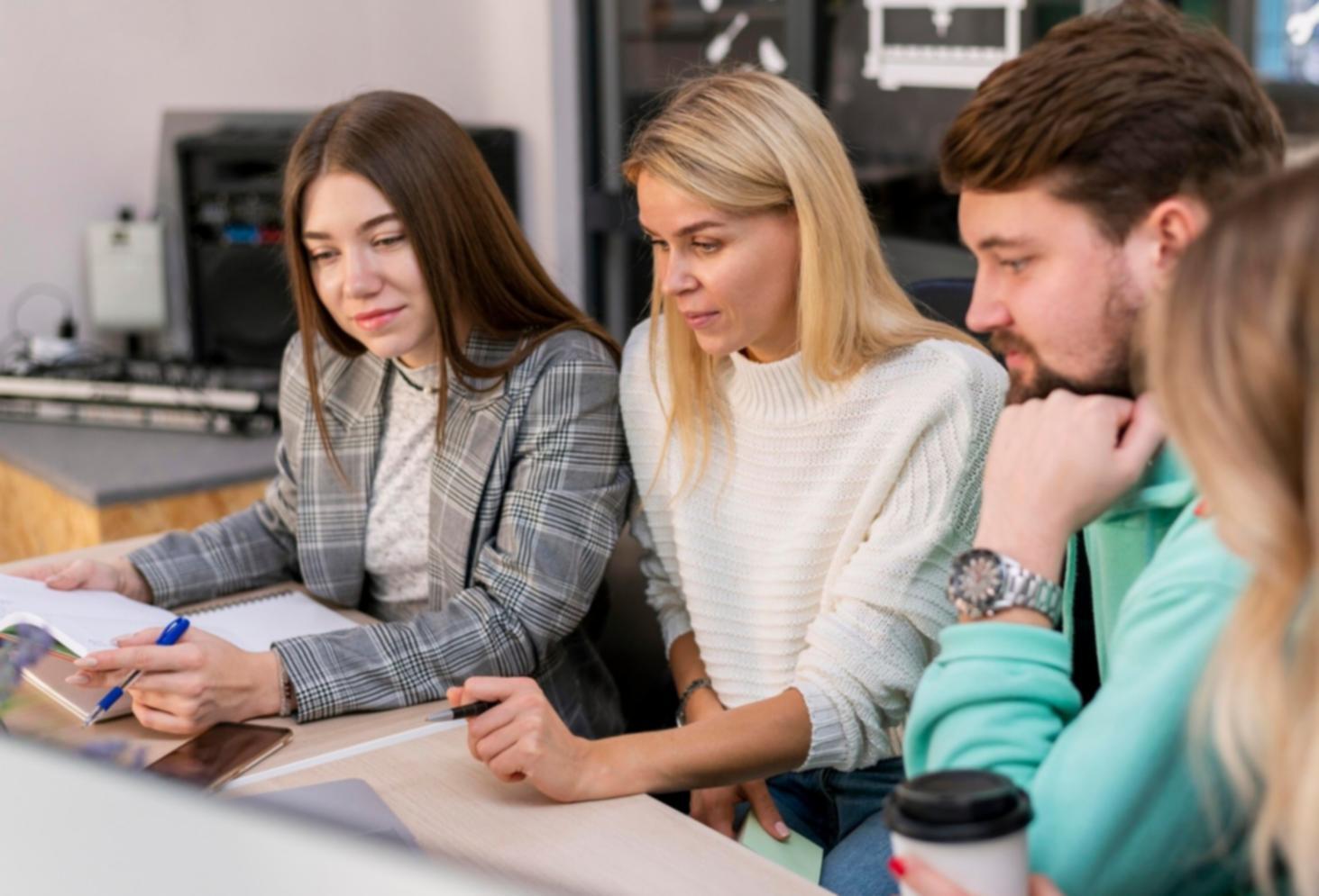Profesionales trabajando en análisis financiero con documentos y datos