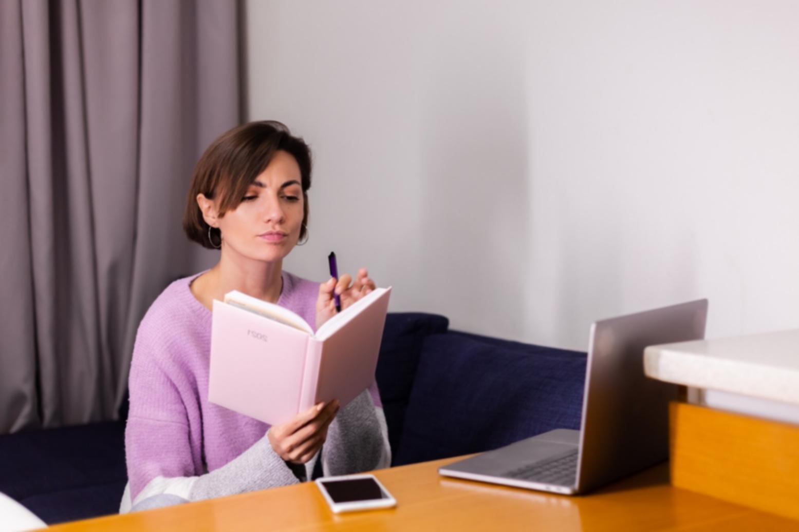 Análisis de datos financieros en pantalla