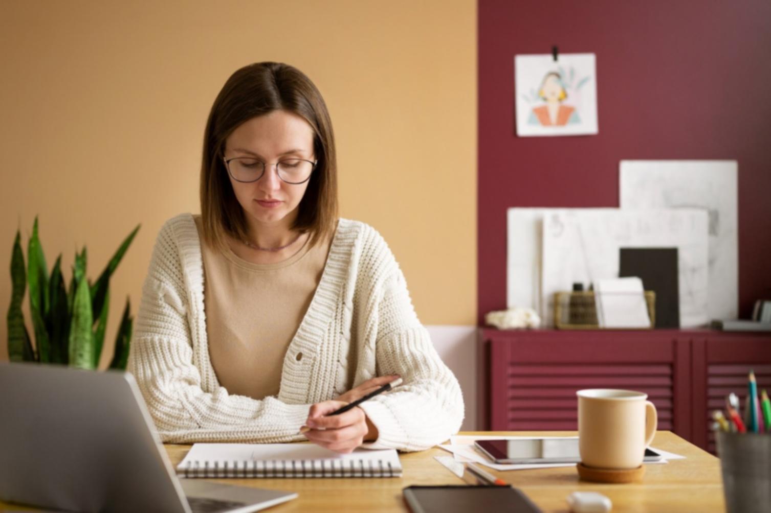 Equipo trabajando en análisis financiero detallado
