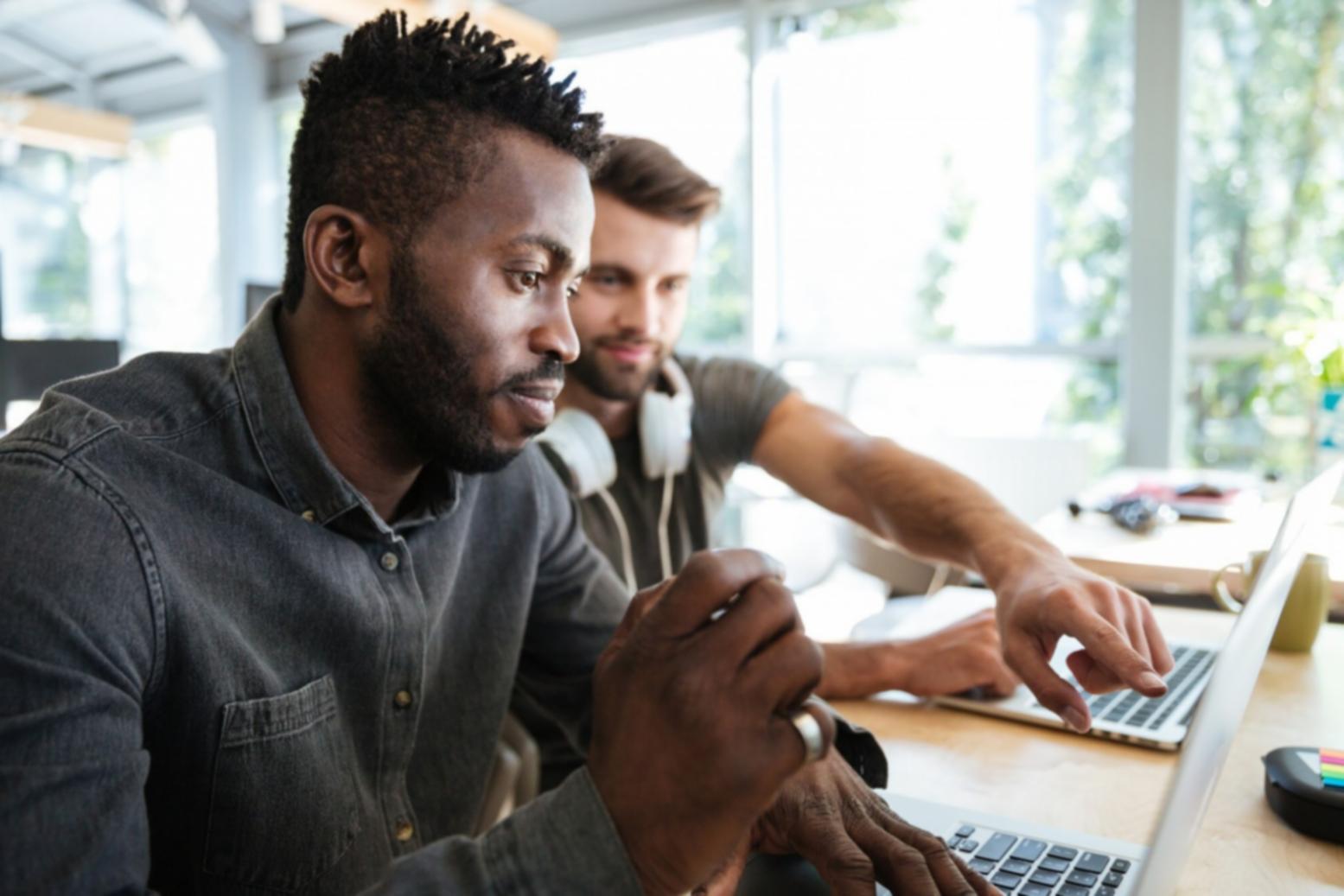 Reunión estratégica con documentos financieros