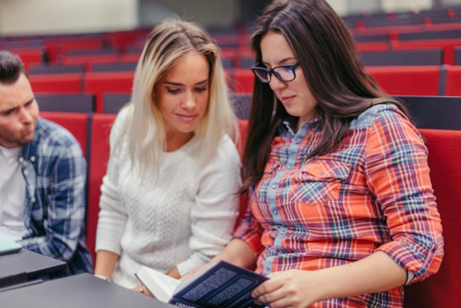 Equipo revisando análisis financieros en oficina moderna